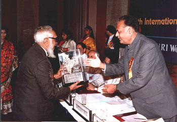 accepting Hind Ratan Award